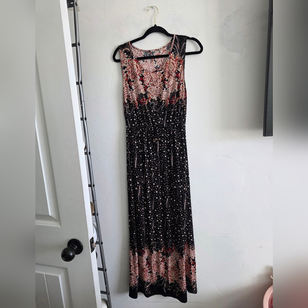 Chic Floral Maxi Dress in Black and Pink